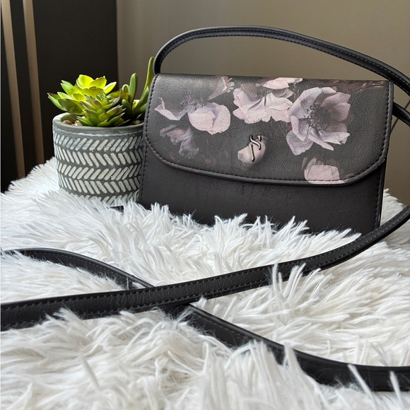 Simply Vera Vera Wang Handbags - Simply Vera Vera Wang Signature Envelope Crossbody Bag 🩶